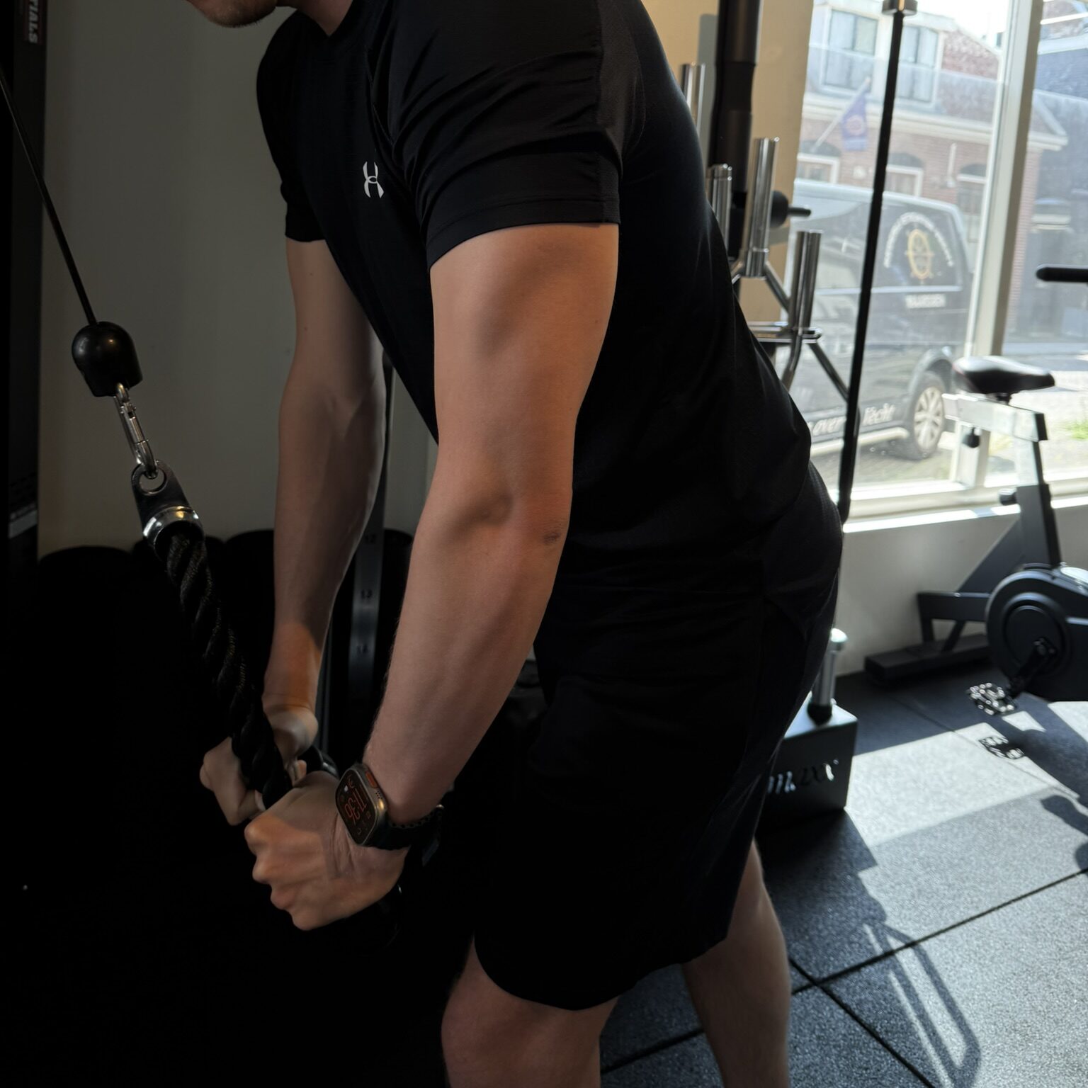 Tricep extension van een sporter