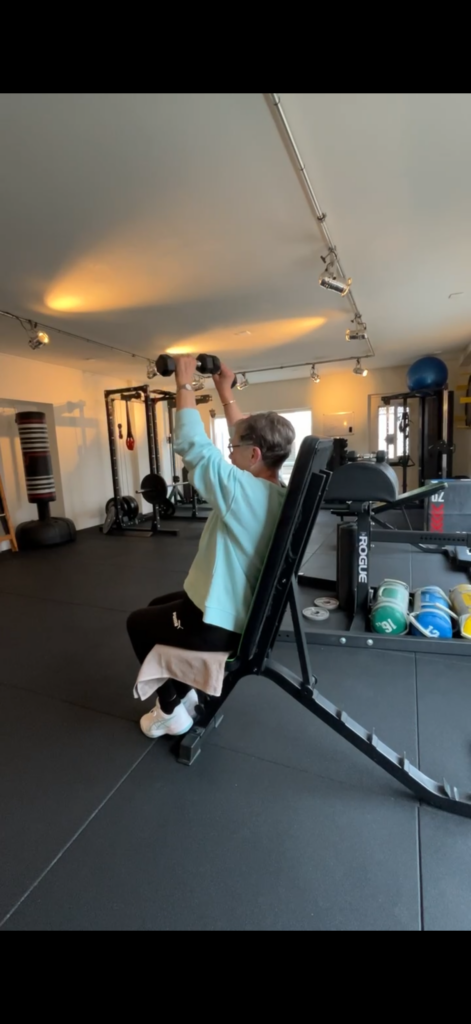 Een senior die aan krachttraining doet in Maarssen