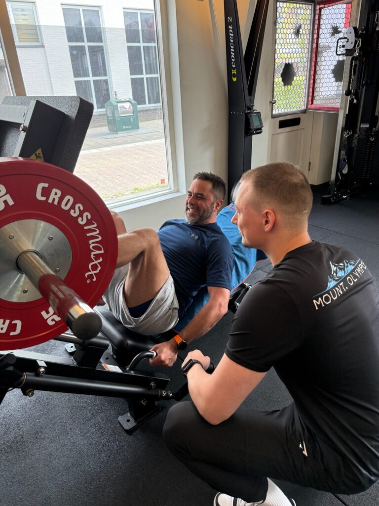 Trainer Yohmma legt de leg press uit